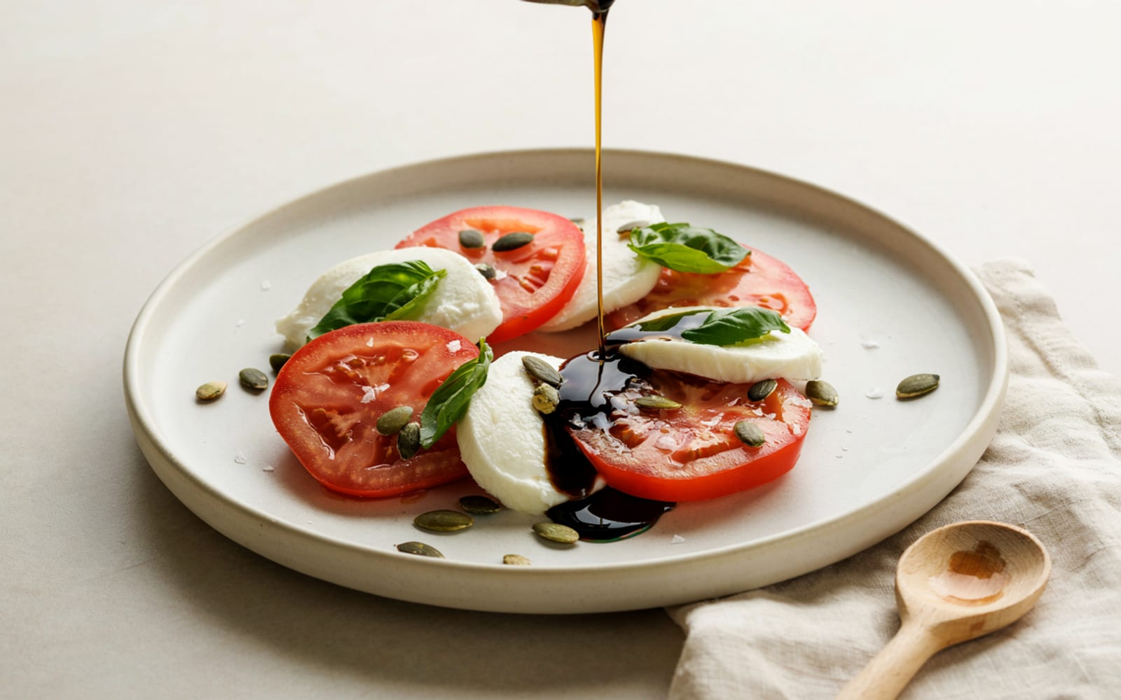 Pomodoro e mozzarella con olio di zucca – galleria 1