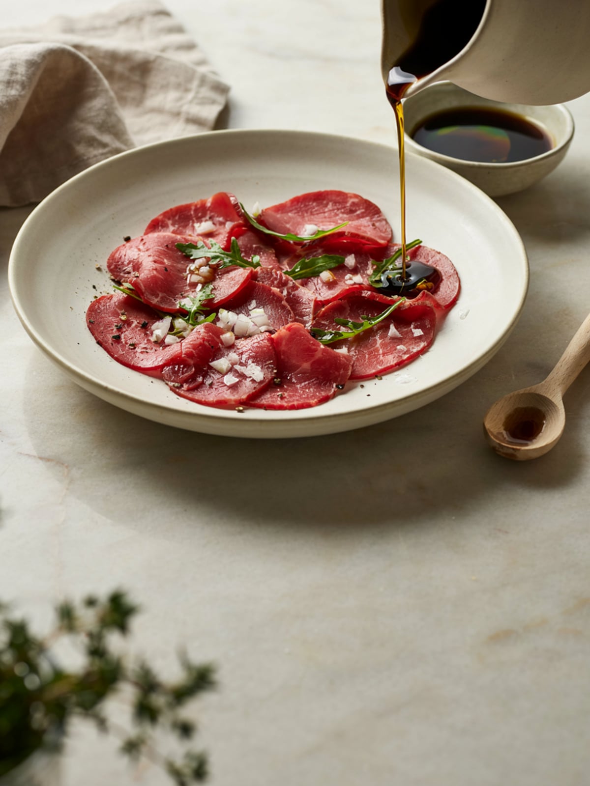 Insalata di manzo all'agro con olio di zucca
