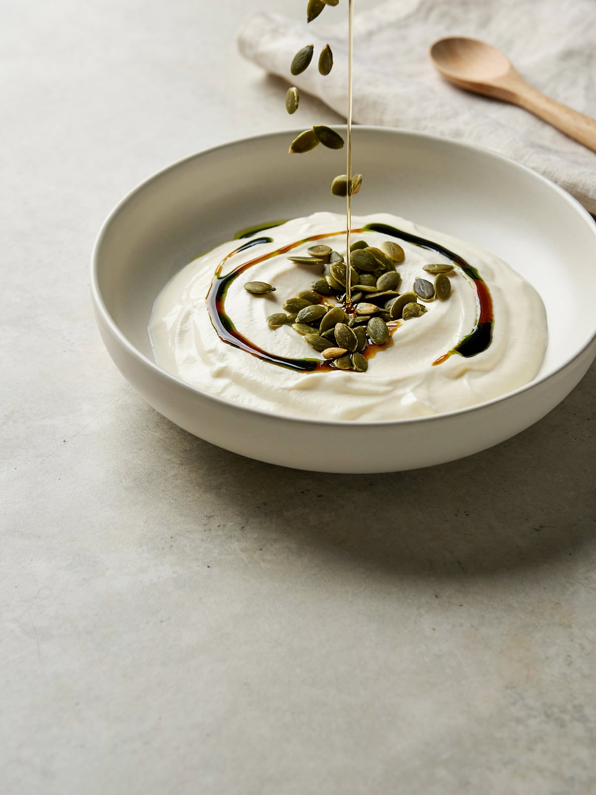 Bowl di yogurt con olio di zucca